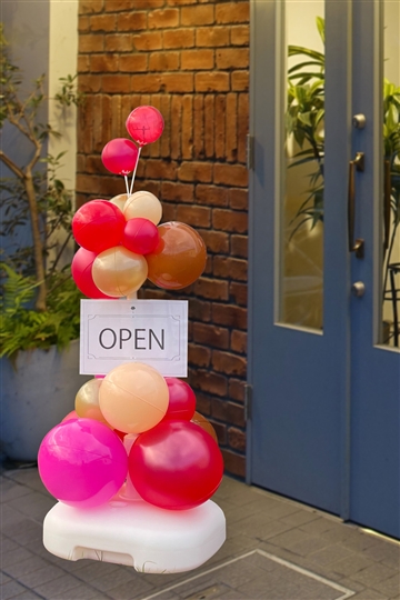 屋外OK】パフェスタンド / ベリーレッド:  開店祝・開業・移転のお祝いはバルーンが花以上に目立っておすすめ｜バルーン電報・バルーンギフト・風船の事ならアップビートバルーン