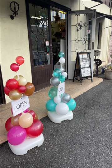 屋外OK】パフェスタンド / ミントグリーン:  開店祝・開業・移転のお祝いはバルーンが花以上に目立っておすすめ｜バルーン電報・バルーンギフト・風船の事ならアップビートバルーン