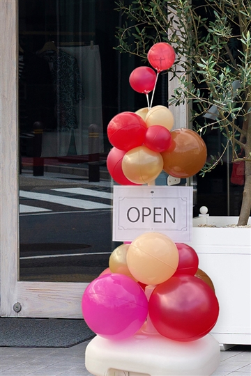 屋外OK】パフェスタンド / ベリーレッド:  開店祝・開業・移転のお祝いはバルーンが花以上に目立っておすすめ｜バルーン電報・バルーンギフト・風船の事ならアップビートバルーン